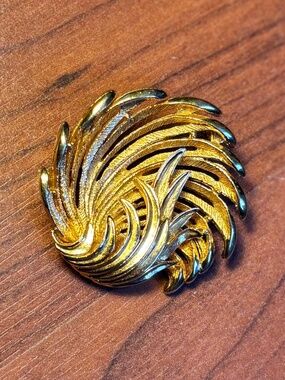 Vintage Gold Leaf Brooch Pin – Nature Inspired Gold Tone Statement Jewelry
